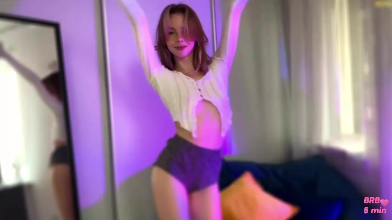 Elli_harmon content and happy